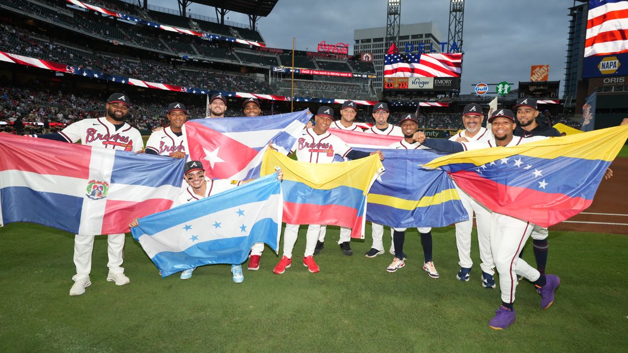 Mauricio Dubón recibe reconocimiento de su equipo en la MLB
