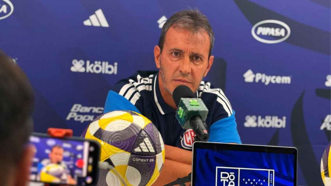 Técnico de Costa Rica responde las críticas y despeja las dudas sobre su salida