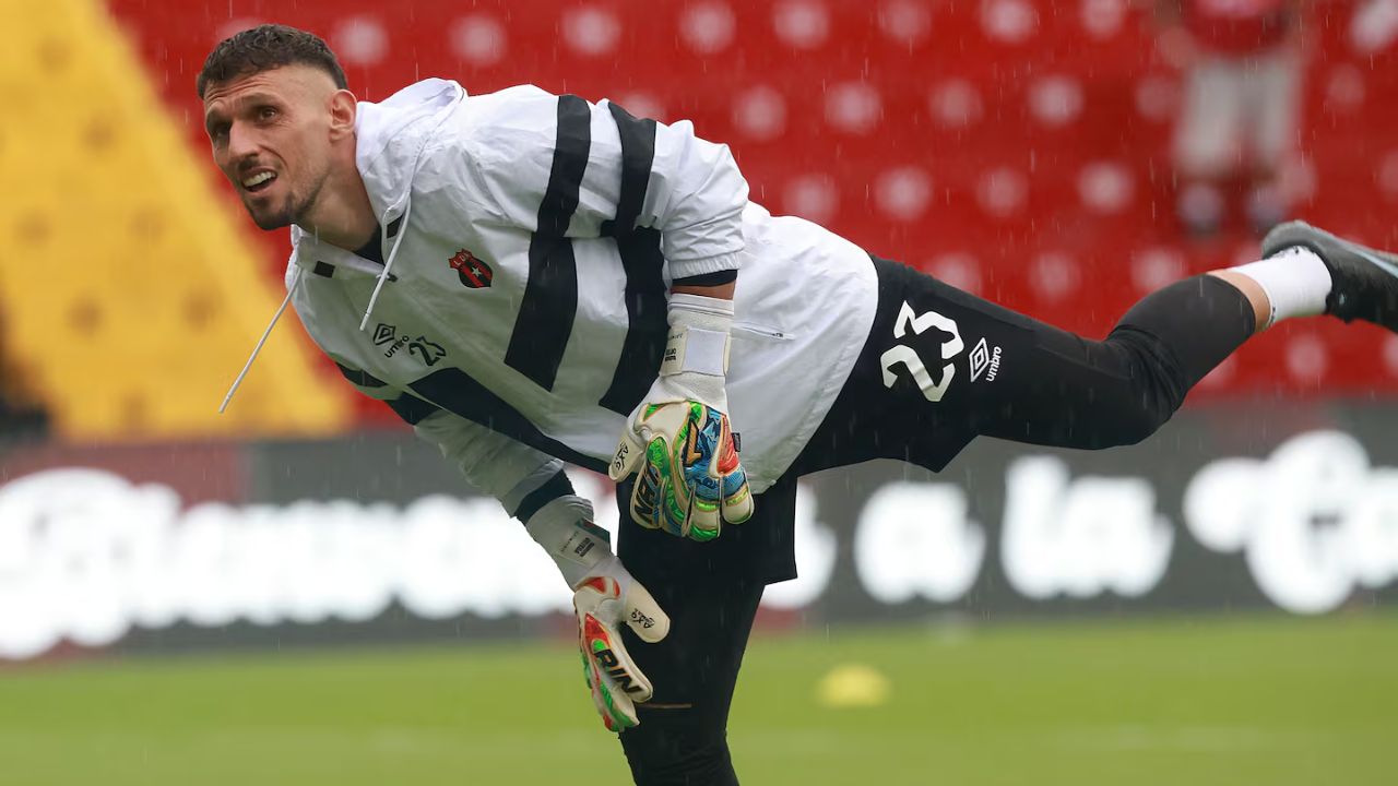 Washington Ortega se lesiona con Alajuelense y es duda para el partido contra Motagua