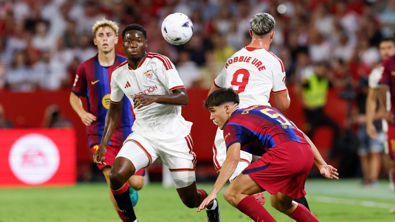 Raphinha le da la victoria al Barcelona con un triplete ante el Sevilla