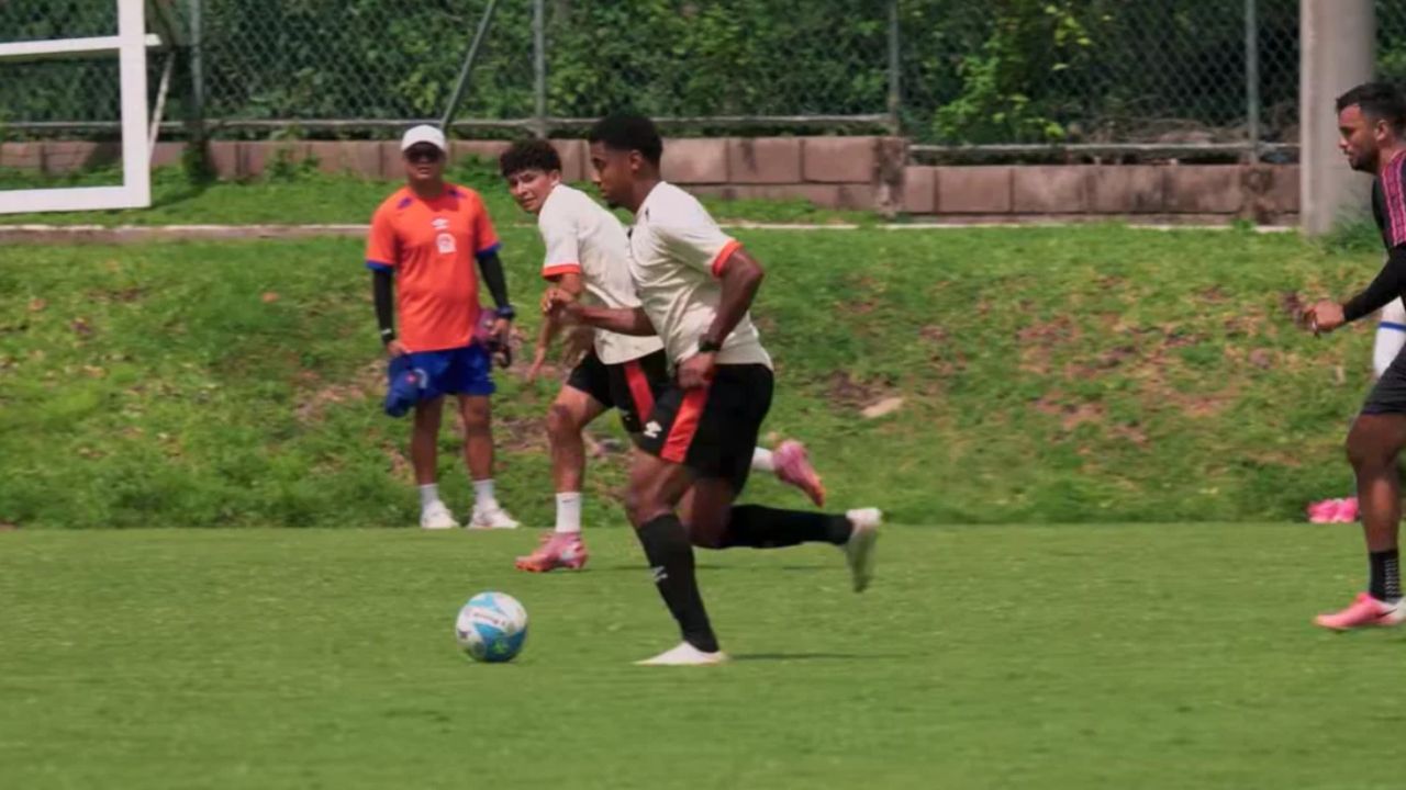Choco Lozano da asistencia en el primer partido de su regreso al Olimpia