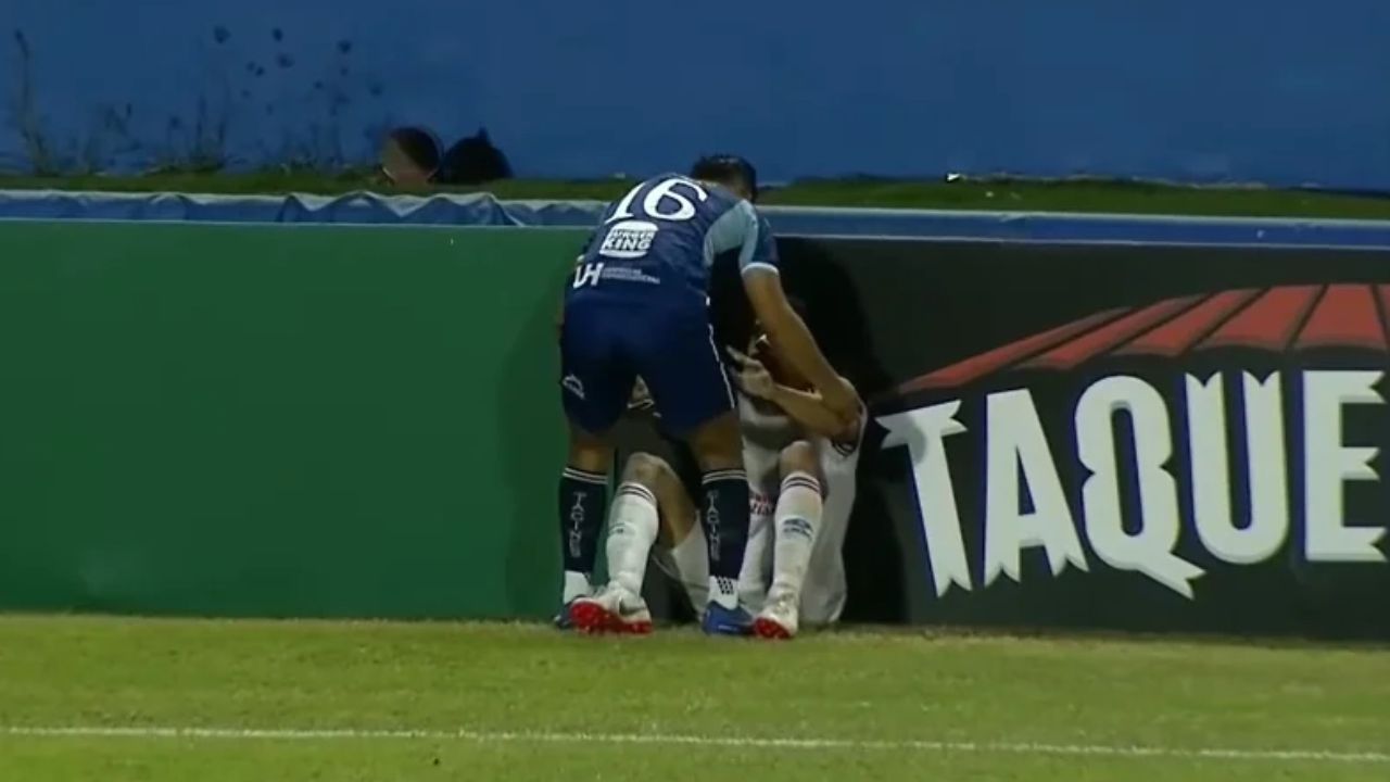 Jugador del Olimpia fue consolado tras desplomarse por la eliminación en el Nacional