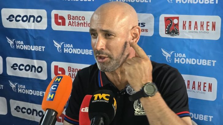 Eduardo Espinel termina molesto en La Paz y no respondió preguntas
