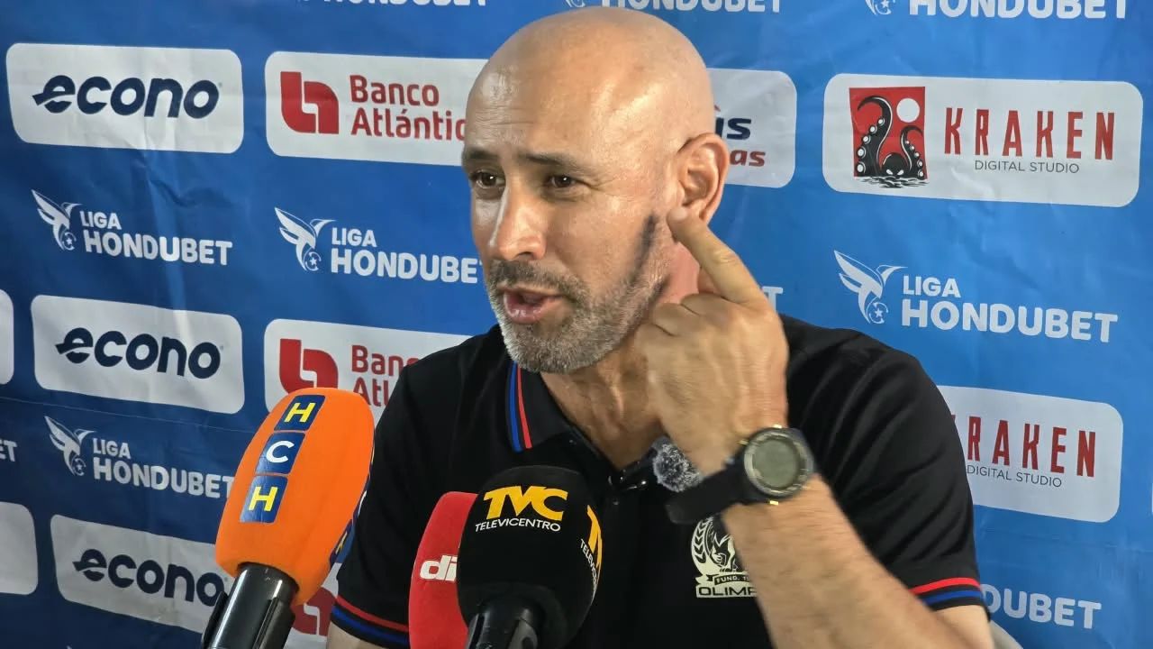 Eduardo Espinel termina molesto en La Paz y no respondió preguntas
