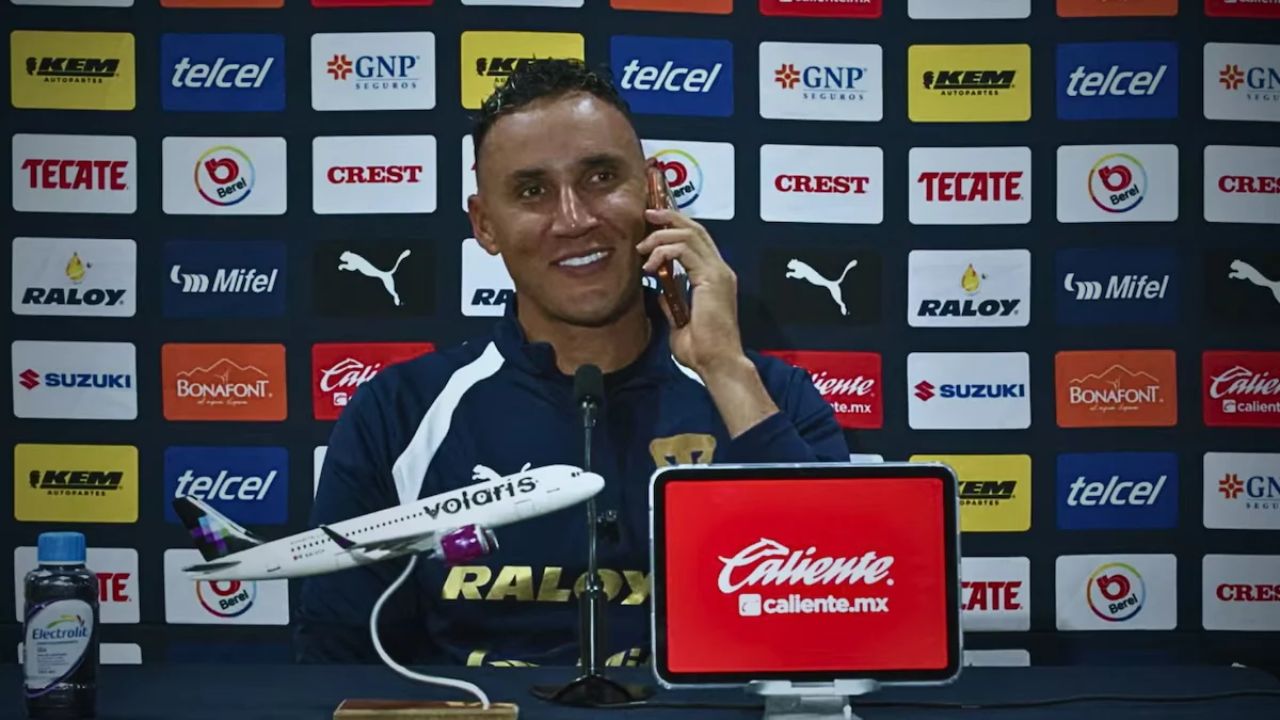 Keylor Navas interrumpe conferencia para responder llamada de su esposa