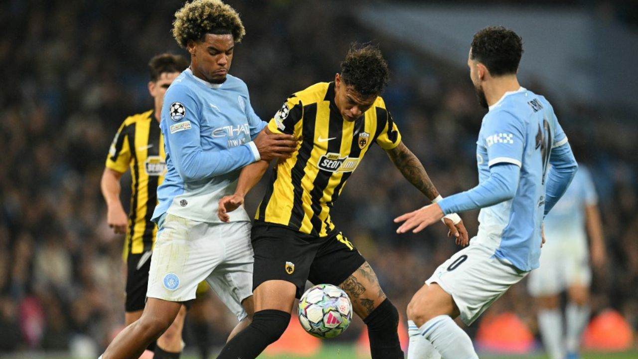 Manchester City golea AEK Atenas con el hondureño Kervin Arriaga de titular