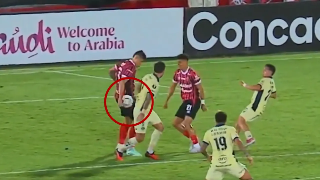 La supuesta mano en el área de Alajuelense que encendió la polémica eliminación de Motagua