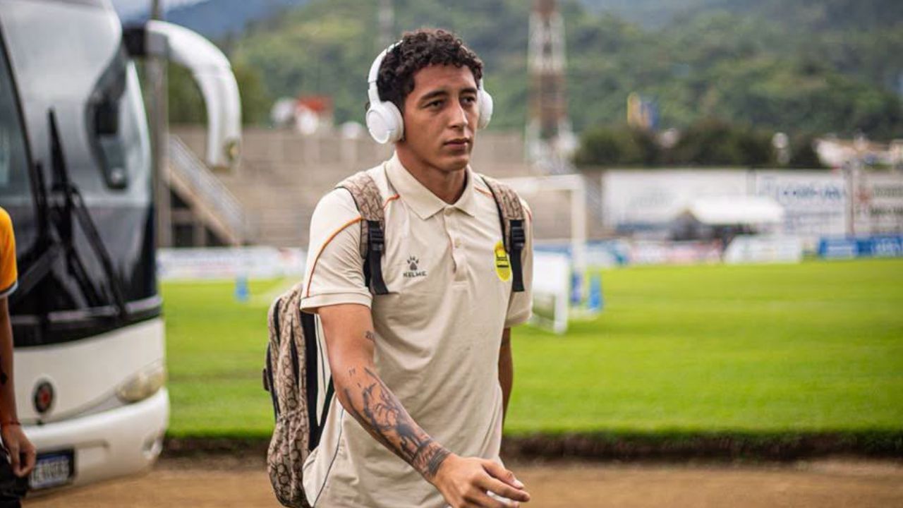 Nixon Cruz sorprende al ser captado viendo a otro club en plena jornada