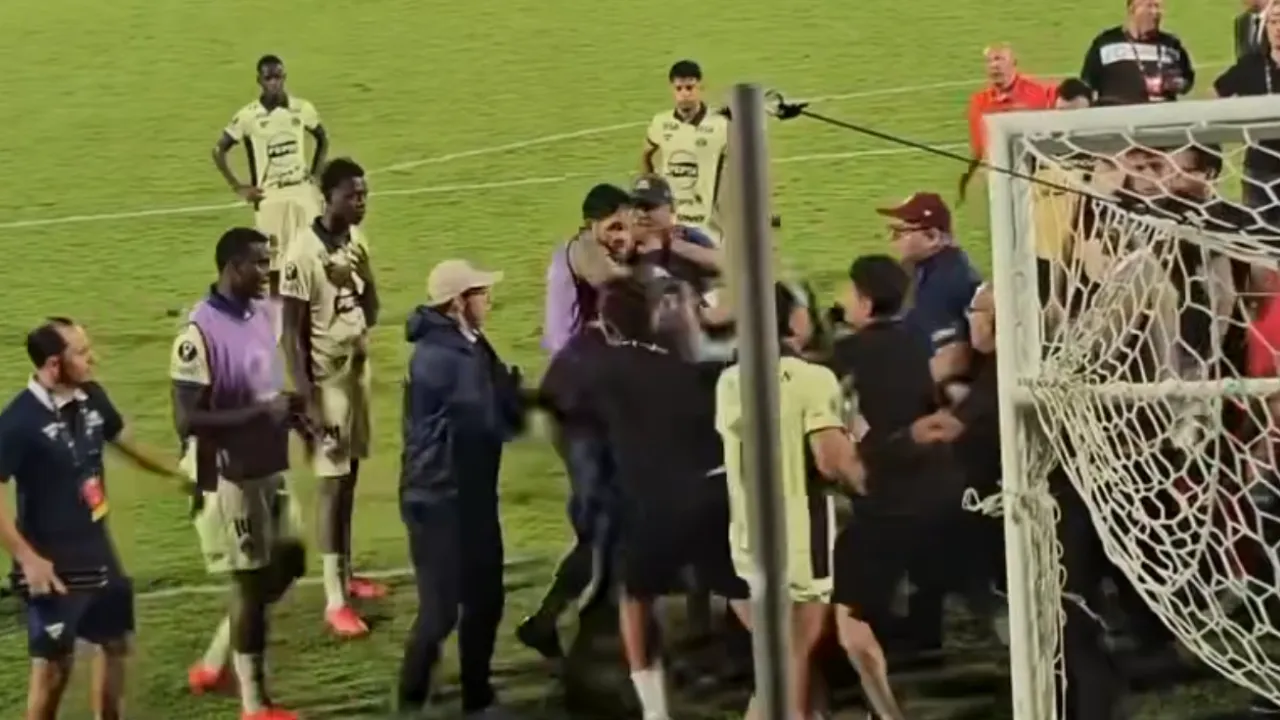 La dura pelea en la cancha del Morera Soto tras la eliminación del Motagua